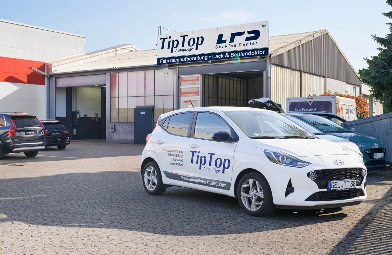 Autoplflege TipTop Aufbereitungshalle in Geldern.